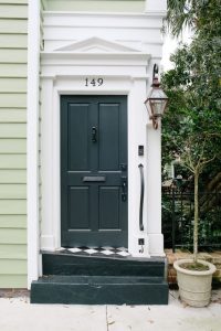 Trygghet med ny ytterdør og lås